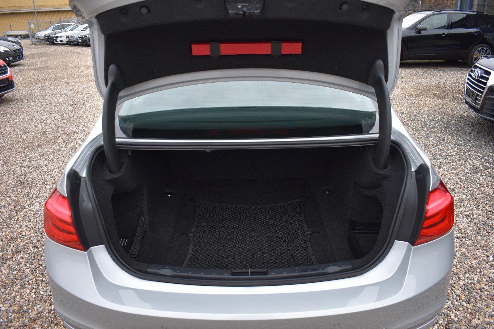 Fahrzeugabbildung BMW 320 i Limo. Sport Line