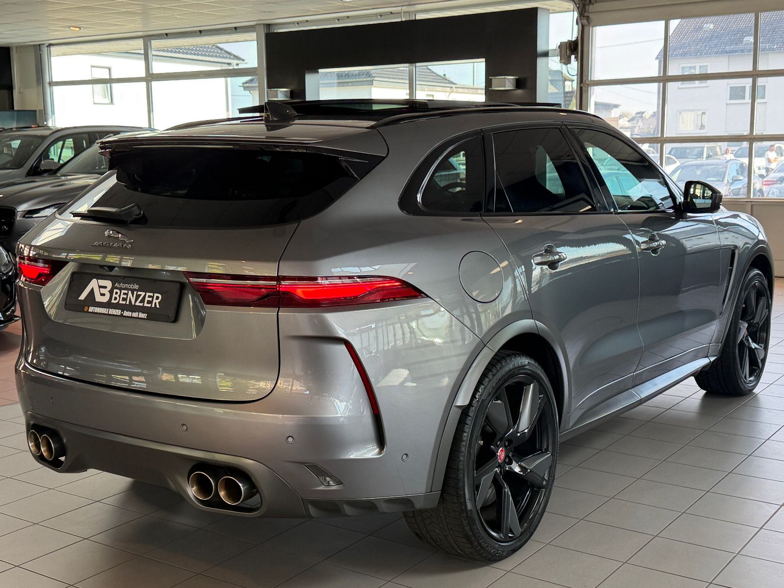 Fahrzeugabbildung Jaguar F-PACE SVR /PANO/MERIDIAN/360°KAM/HUD/AMBIENTE