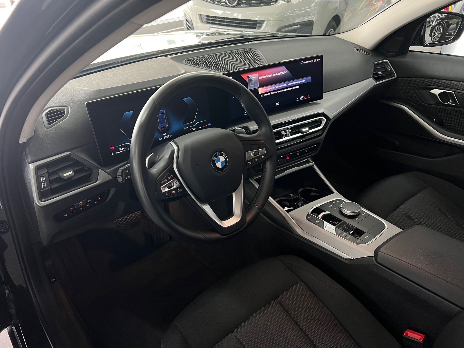 BMW 318d Touring Facelift+Keyless+Hifi+KurvenDISPLAY foto 22