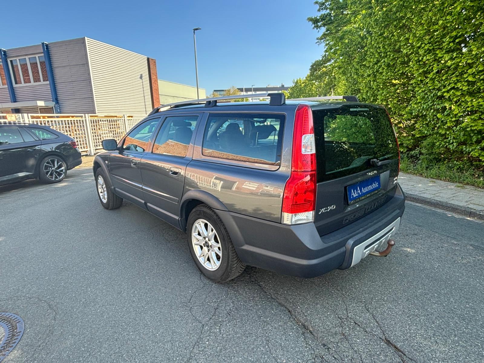 Volvo XC70 2004 — engine 2.521 cm³, 209 HP (154kW)