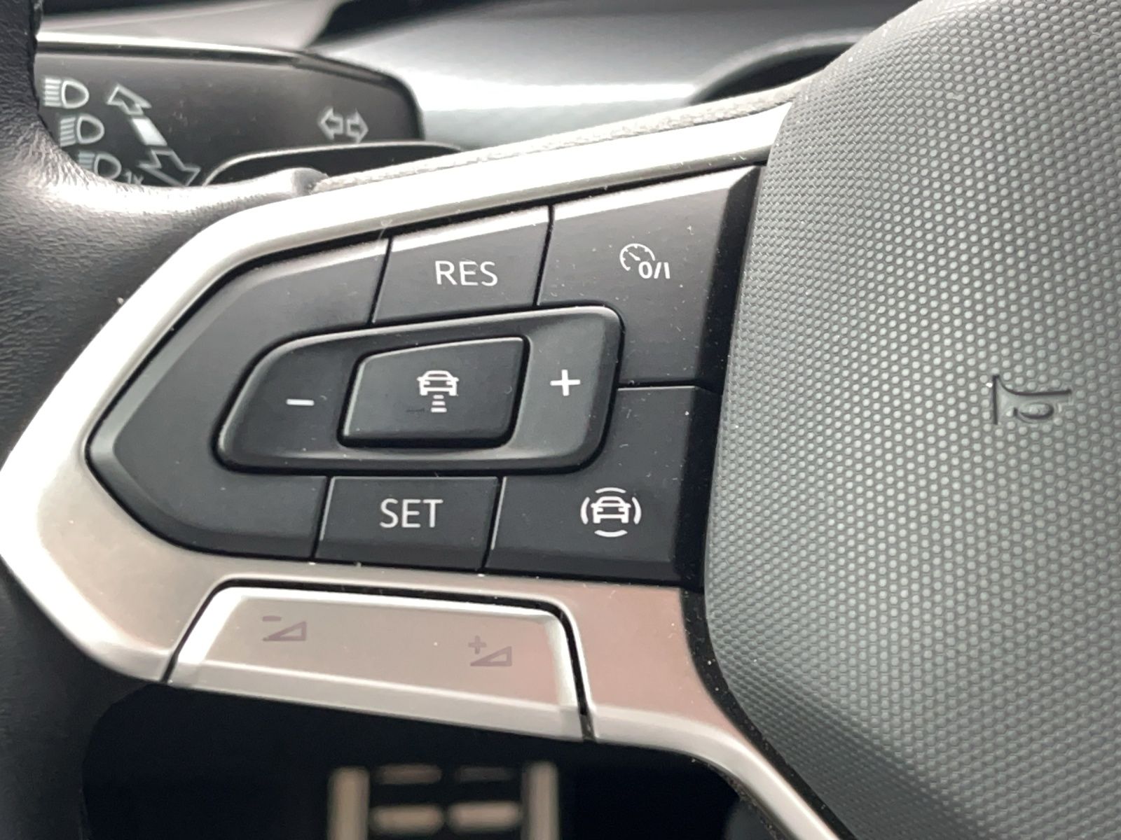 Fahrzeugabbildung Volkswagen Golf VIII Variant eTSI Active DSG LED ACC SHZ Na