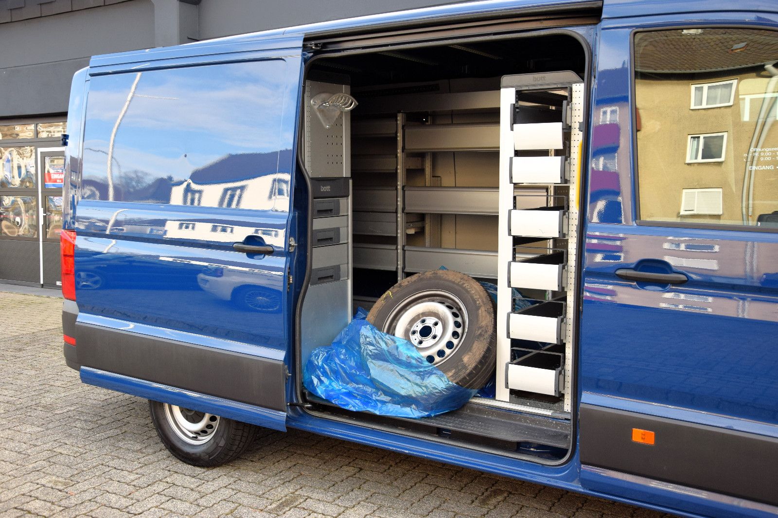 Fahrzeugabbildung Volkswagen Crafter Kasten 35 mittellang FWD bott Stndhz