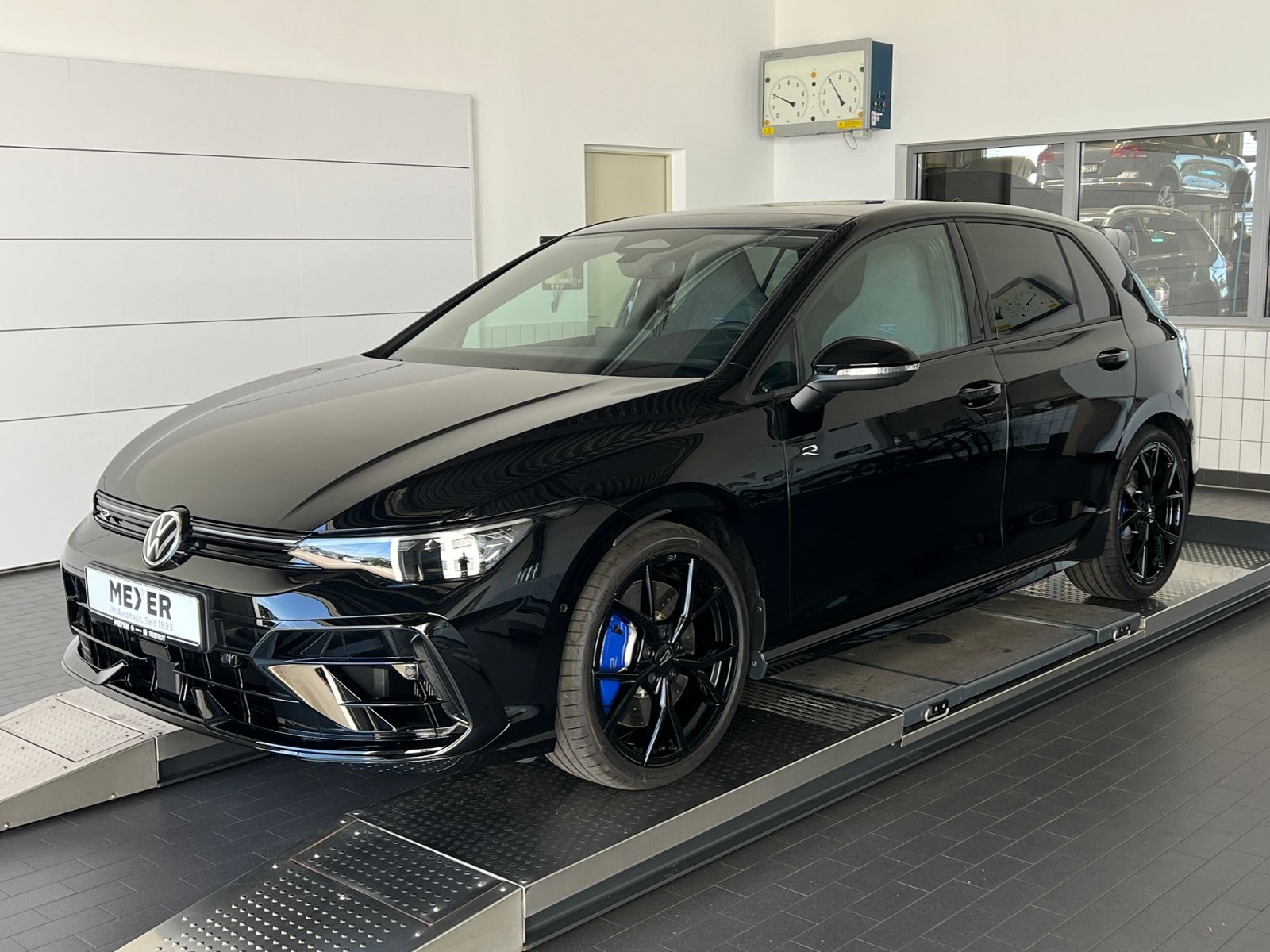 Fahrzeugabbildung Volkswagen Golf VIII R 2.0 TSI DSG 4MOTION *R-Performance,