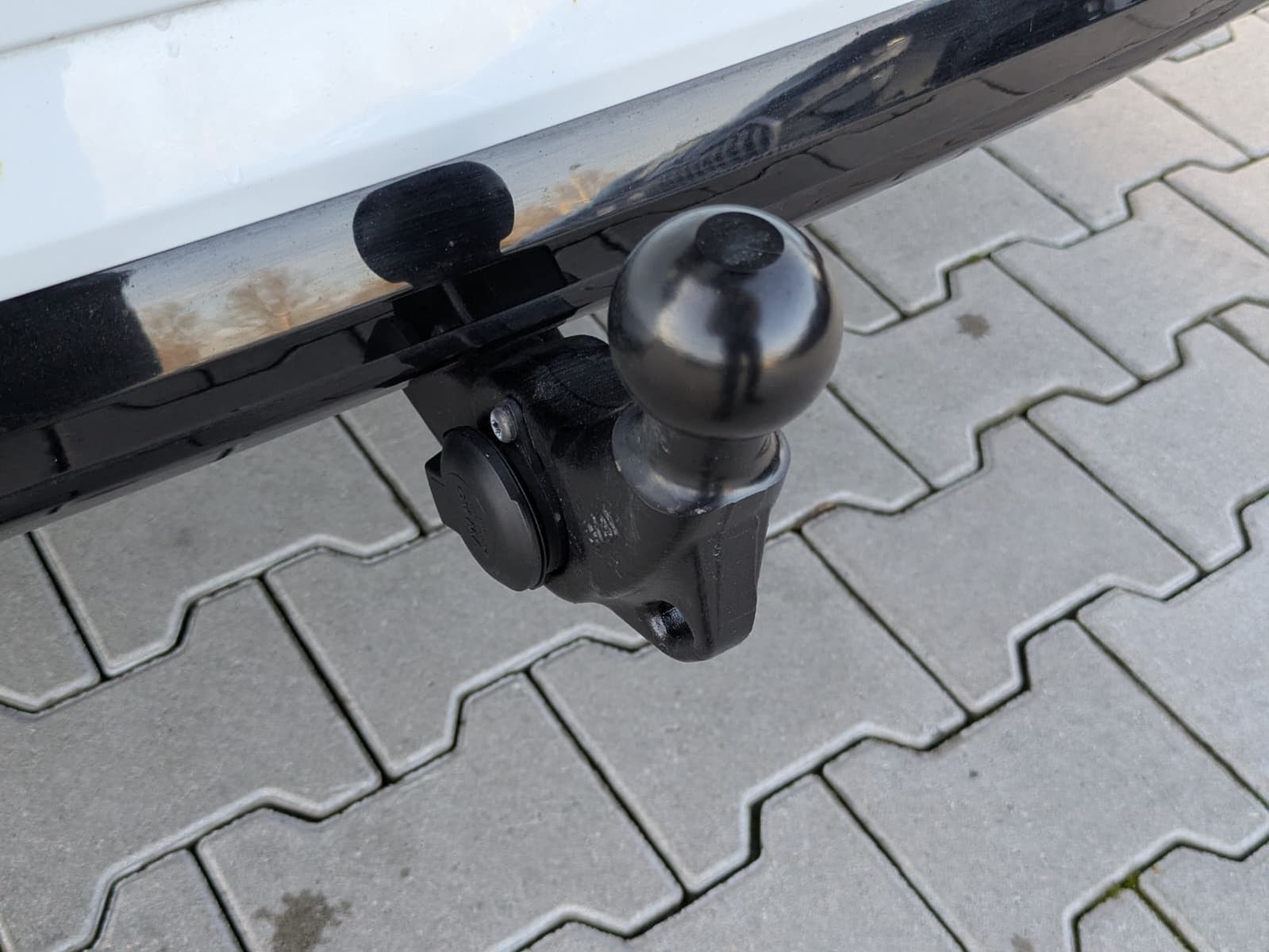 Fahrzeugabbildung Volkswagen Touran 2.0 DSG R-Line High BLACK Pano*7Si*IQ*AHK