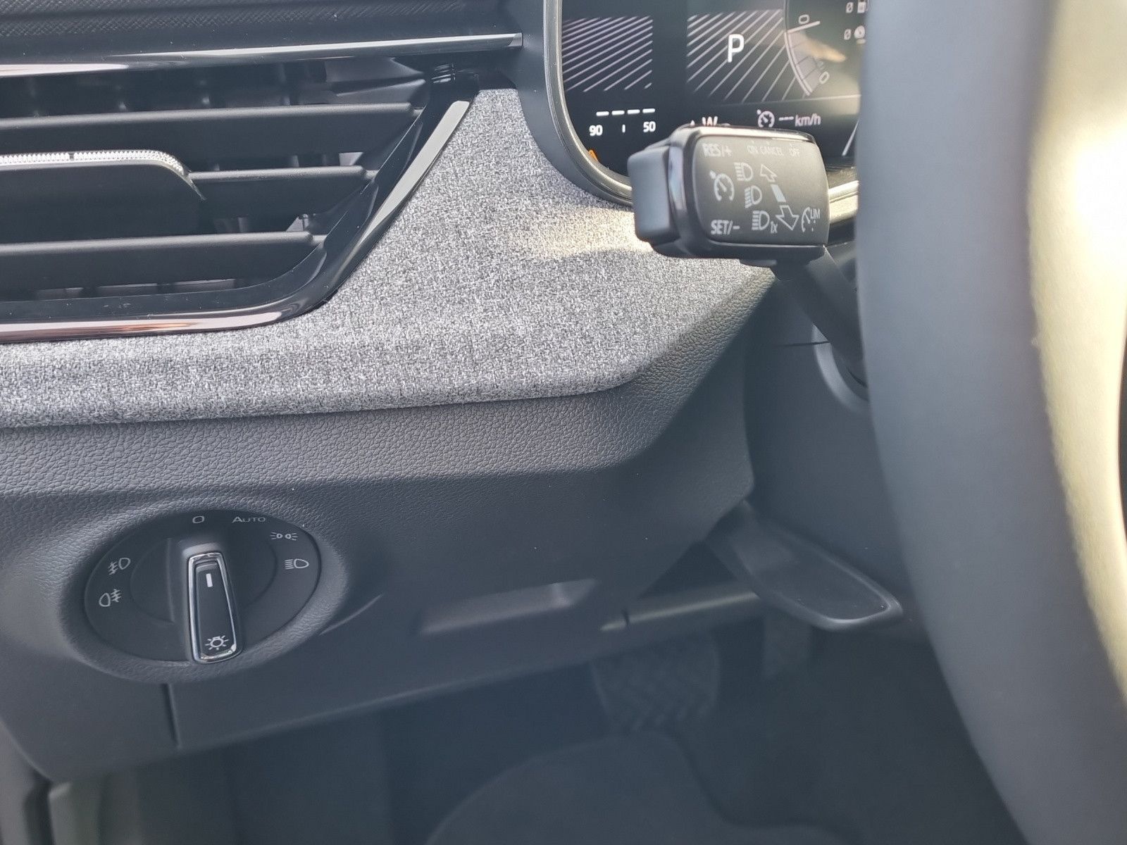 Fahrzeugabbildung SKODA Scala Tour 1,0 TSI DSG Black Image SimplyClever