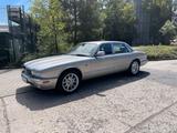 Jaguar XJ Executive 3.2 Executive - silberne Jaguar XJ