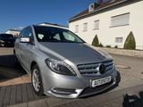 Mercedes-Benz B220 4Matic *Automatik*Leder*Navi*RFK*AHK*LED - Mercedes-Benz B 220 mit Benzin-Antrieb: Limousine, Automatik