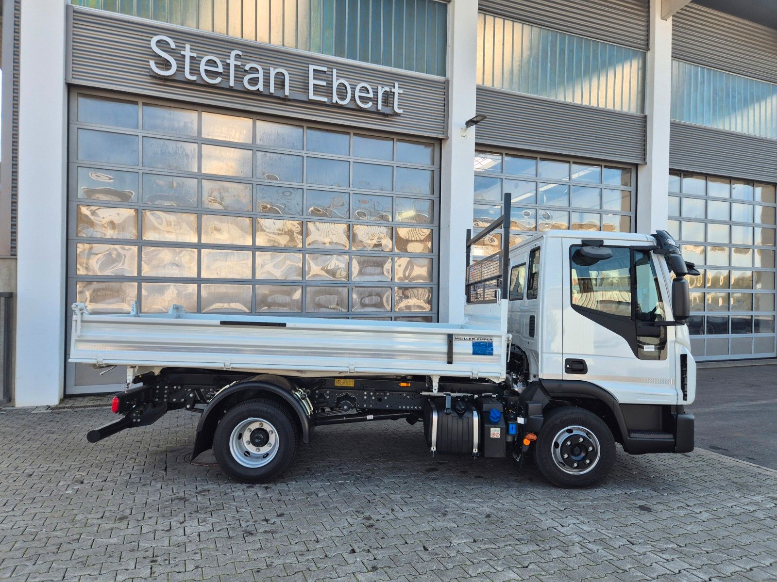 Fahrzeugabbildung Iveco Eurocargo ML80E21 Meiller 2x AHK 3 Sitze