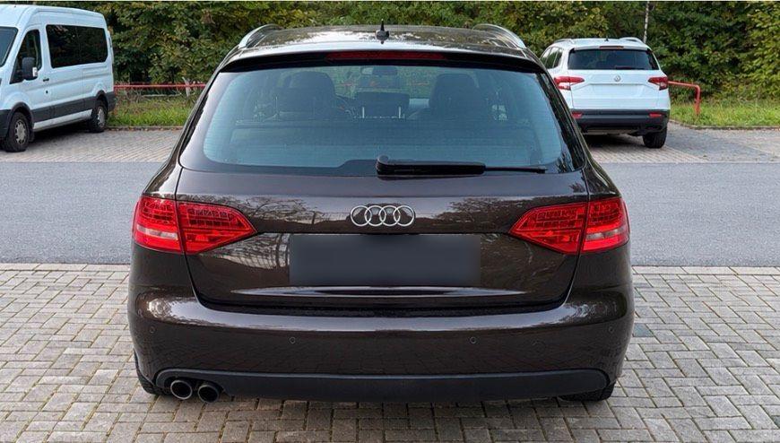 Audi A4 2011 — салон