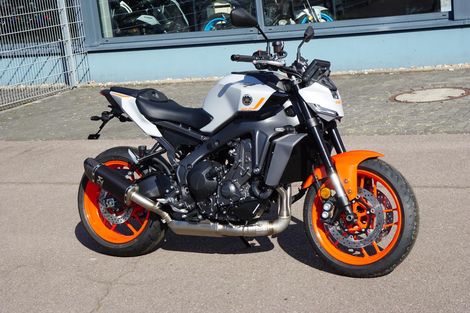 Yamaha MT-09, Modell 2025, ice fluo mit Akrapovic