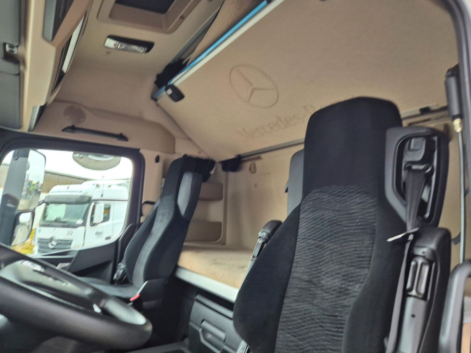 Fahrzeugabbildung Mercedes-Benz Actros 1845 LS Öl-Retarder Navi PPC 2x Bett