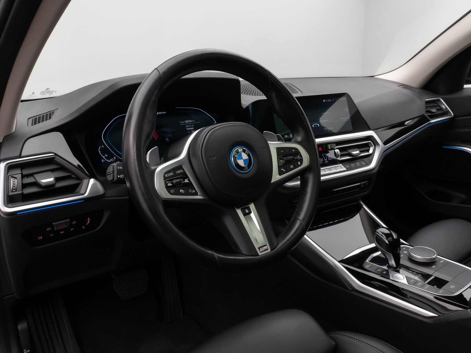 Fahrzeugabbildung BMW 330e xD SportLine Panorama Laser HUD DAB Komfort