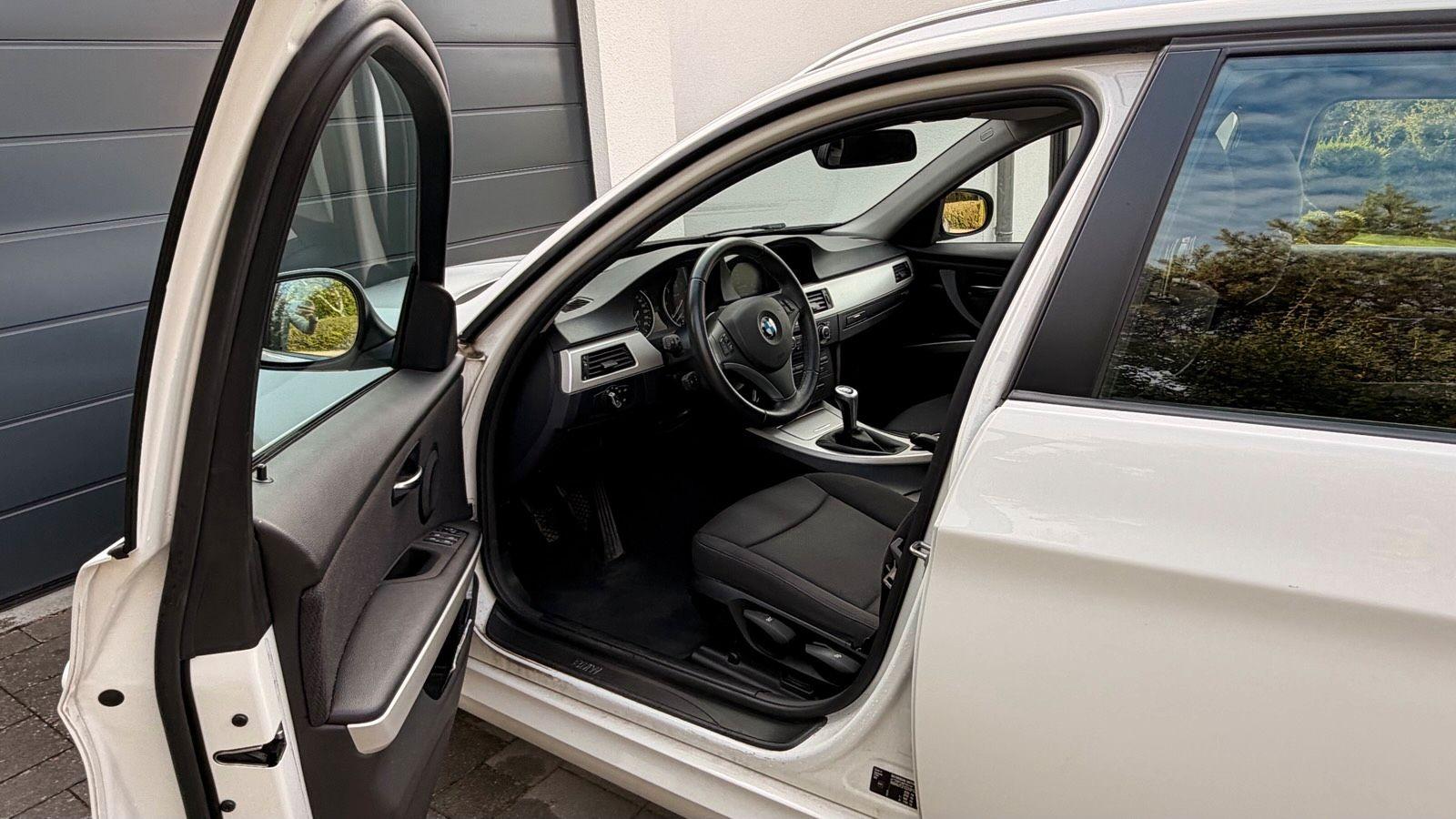 BMW 318 2011 — engine 170 HP (125kW)
