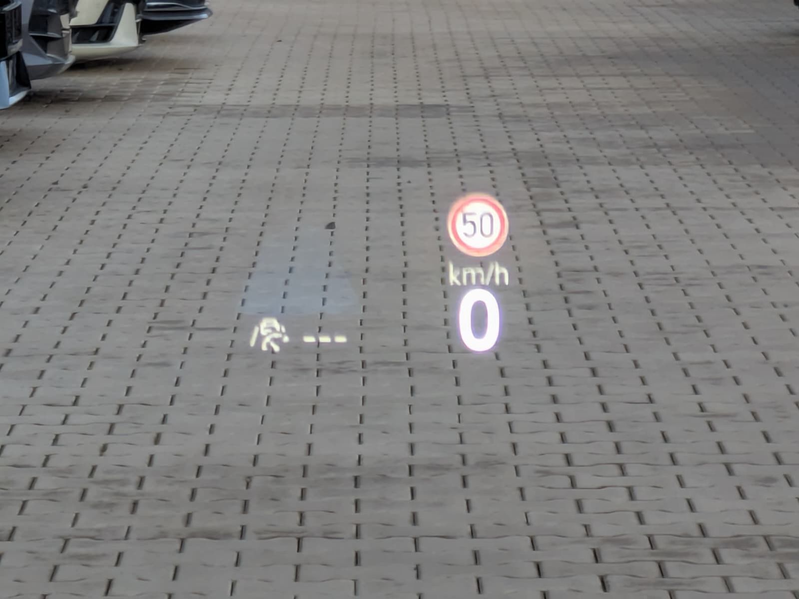 Fahrzeugabbildung Volkswagen Tiguan 2.0 TDI 4M R-Line BLACK*PAN*HK*AHK*MATRIX