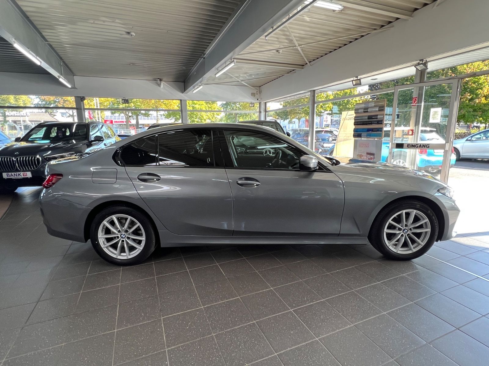 BMW 320d Lim. x Drive AHK+Driving Assist foto 12