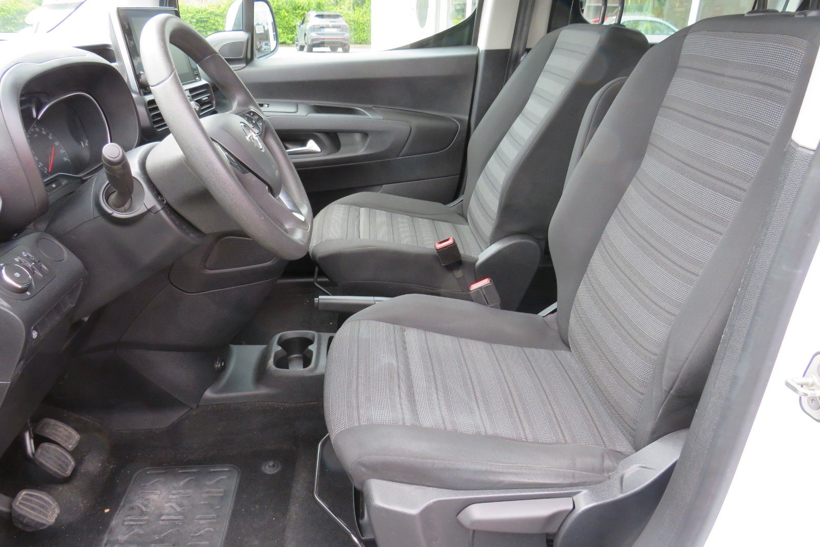 Fahrzeugabbildung Opel Combo Life E Edition NACI APP-CONNECT AHK 1.HD