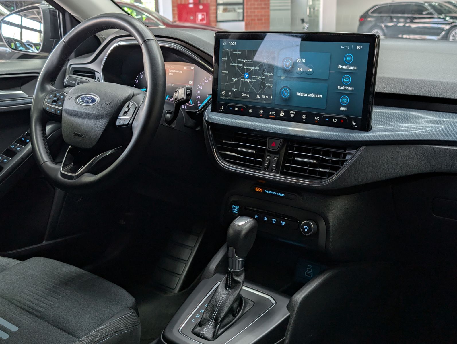 Fahrzeugabbildung Ford Focus Limo EB Active LED ACC APP KAM 17" WINTER