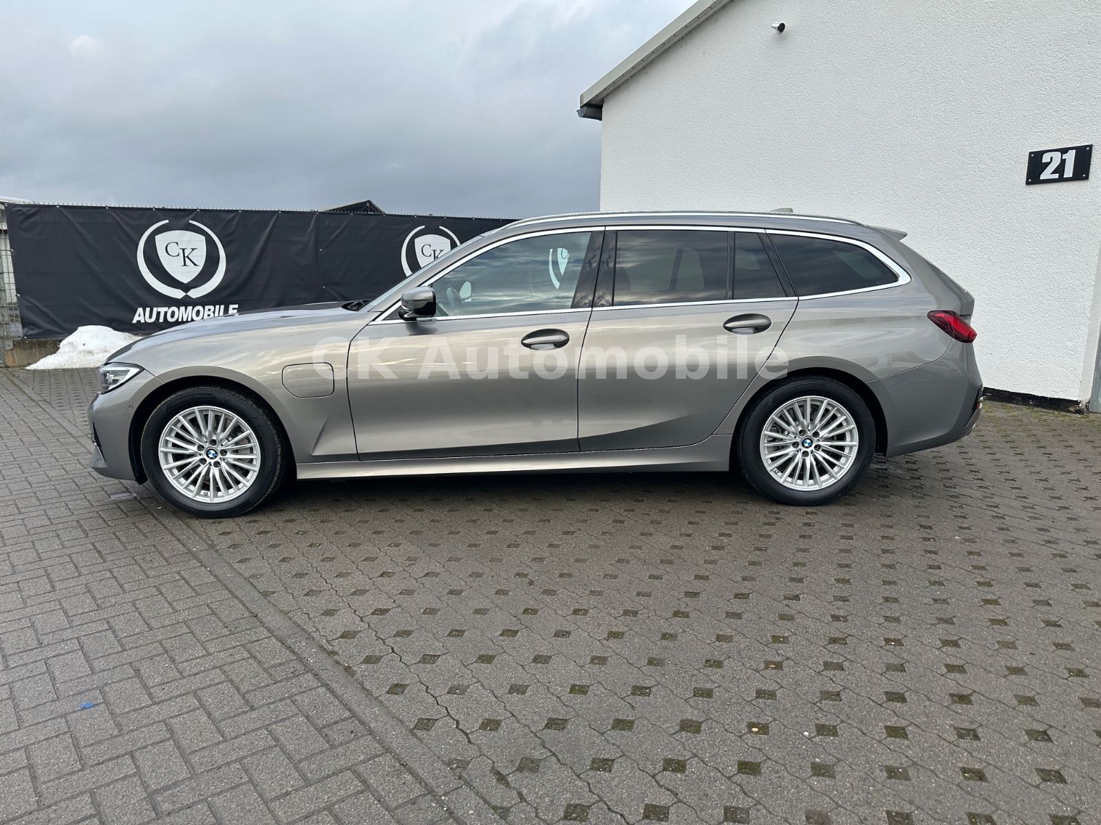 Fahrzeugabbildung BMW 330e Touring Luxury-Line/Leder/Head-Up/Pano/LED