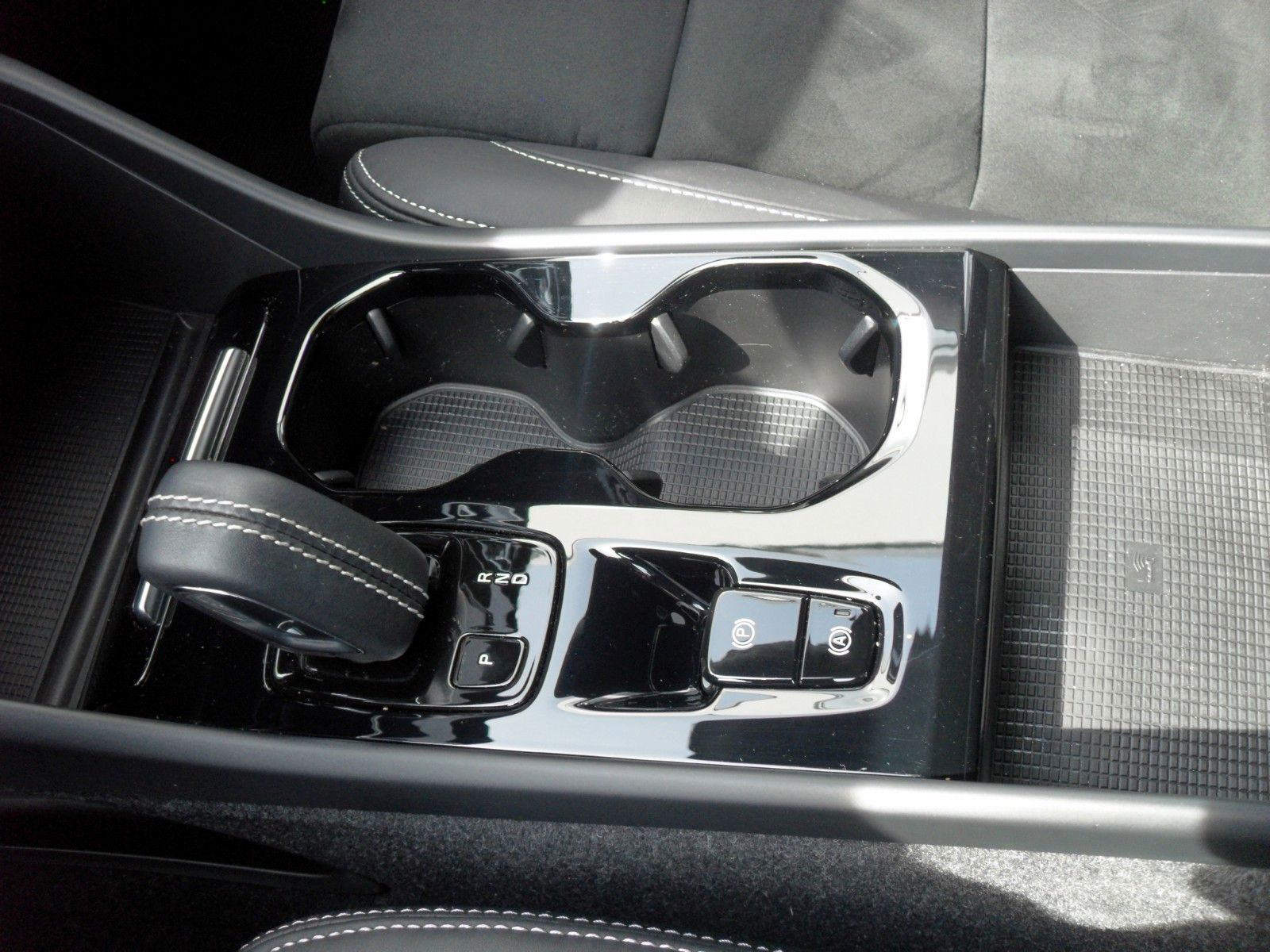 Fahrzeugabbildung Volvo XC 40 T5 R- Design Recharge Plug-In Hybrid