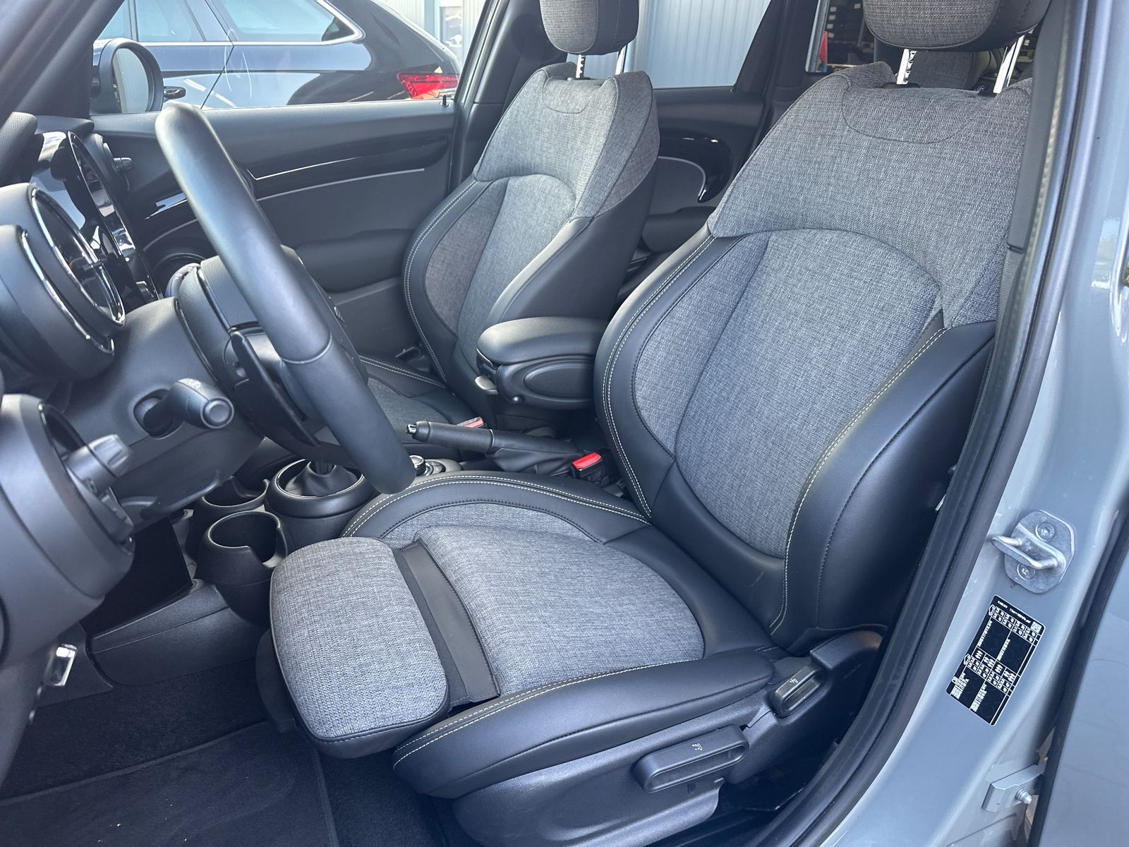 Fahrzeugabbildung MINI Cooper S Aut. Classic Trim NAV+LED+KEYLESS