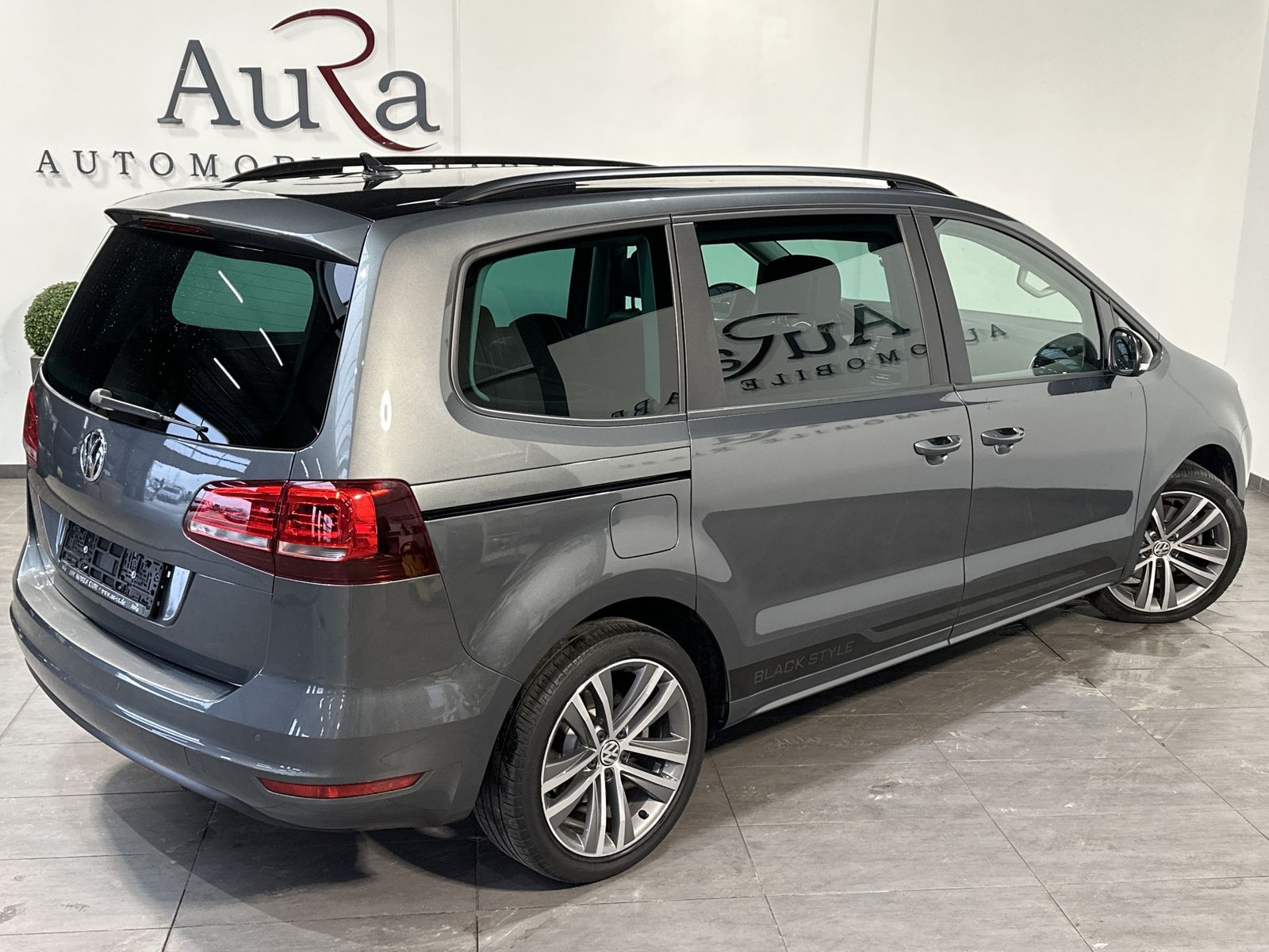 Fahrzeugabbildung Volkswagen Sharan 2.0 TDI DSG 7-Sitzer HL Black NAV+XEN+AHK