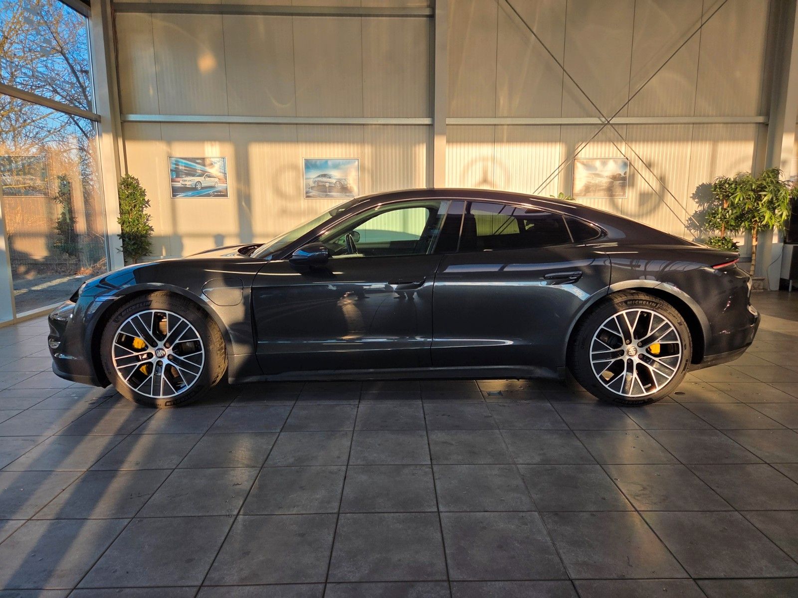 Fahrzeugabbildung Porsche Taycan Basis
