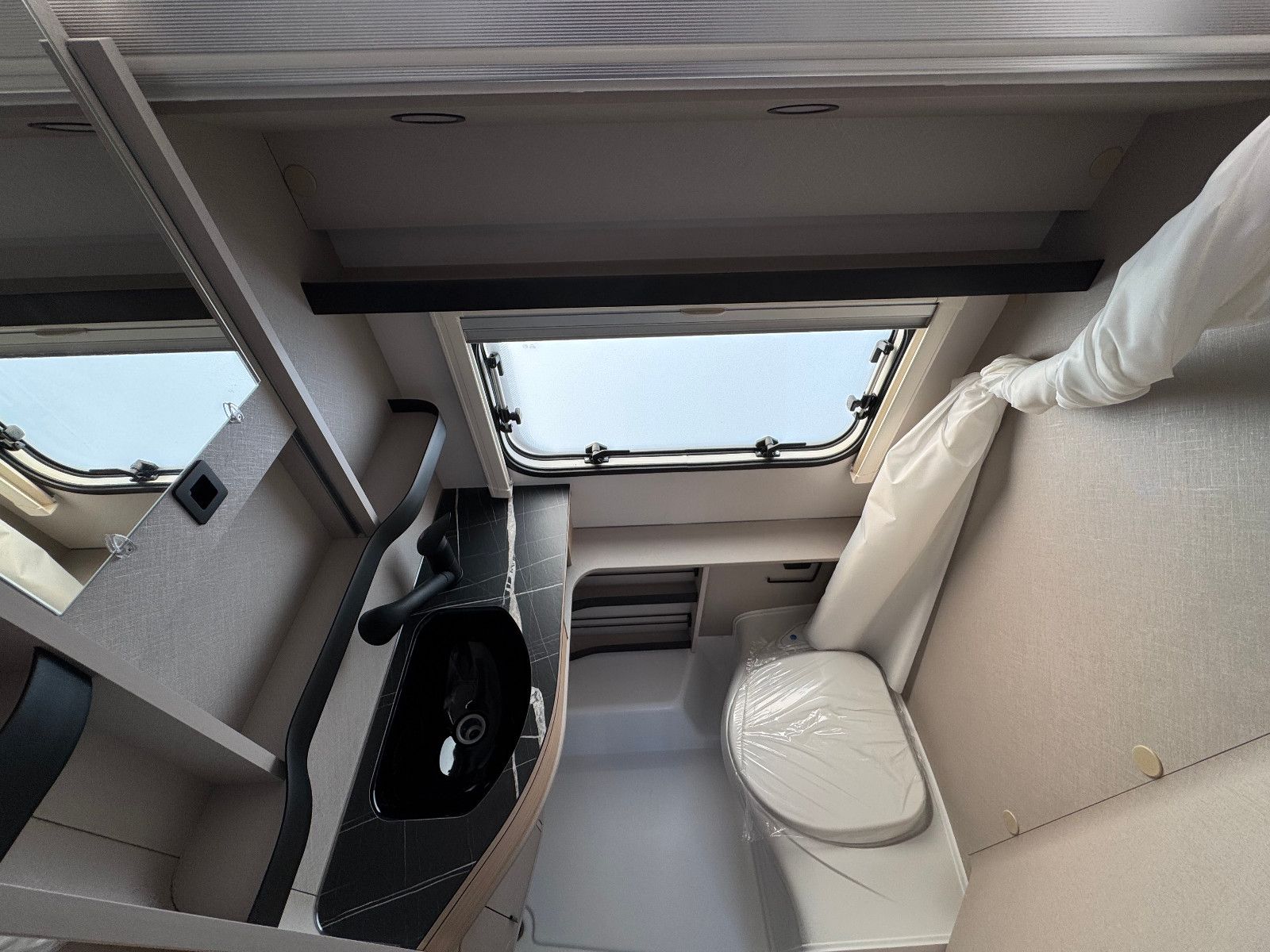 Fahrzeugabbildung HYMER / ERIBA / HYMERCAR Touring 542 - Harbour Blue