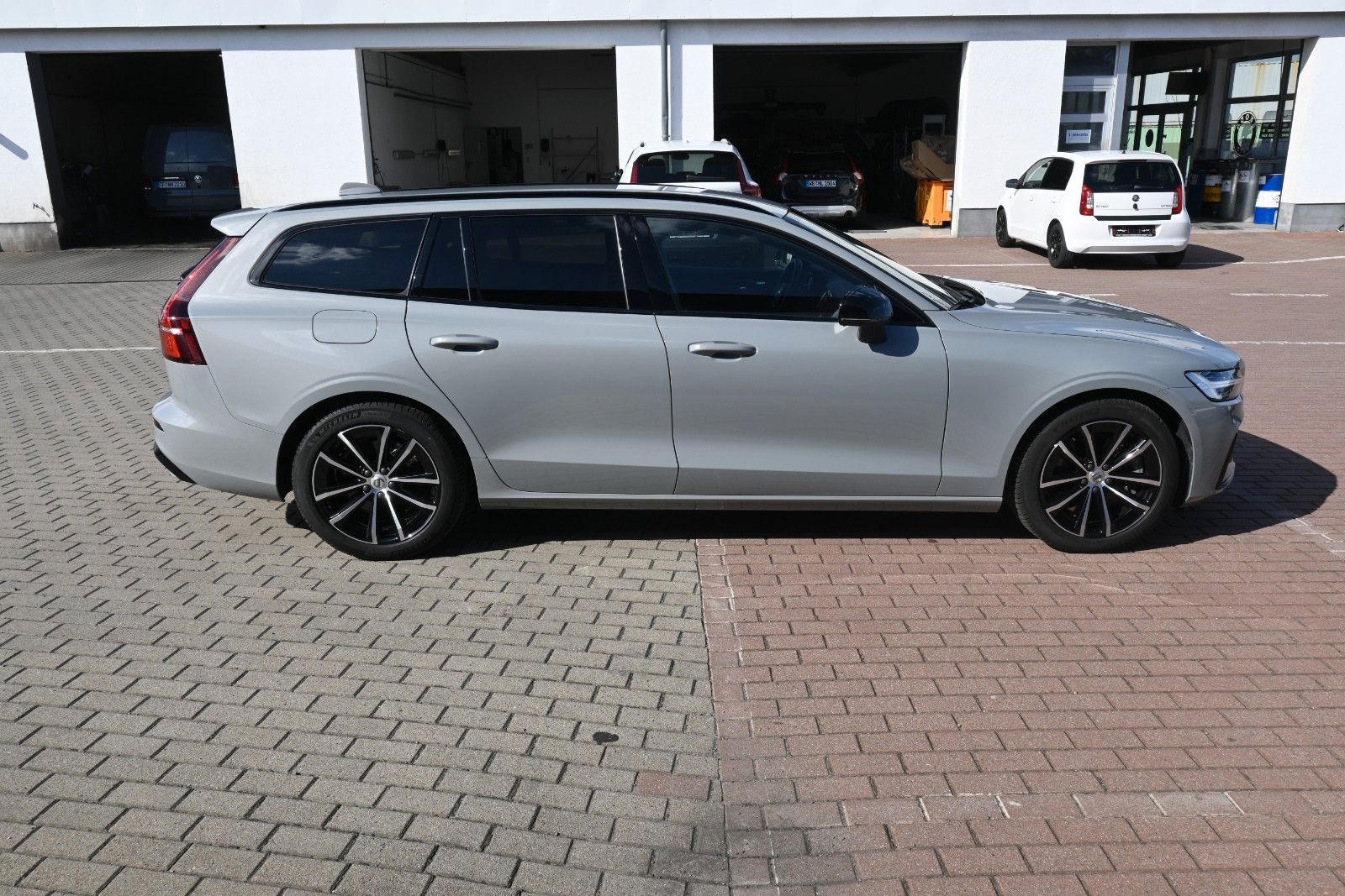 Fahrzeugabbildung Volvo V60 T6 Plus Dark AWD*AHK*Elekt.Sitze*75KM RW*