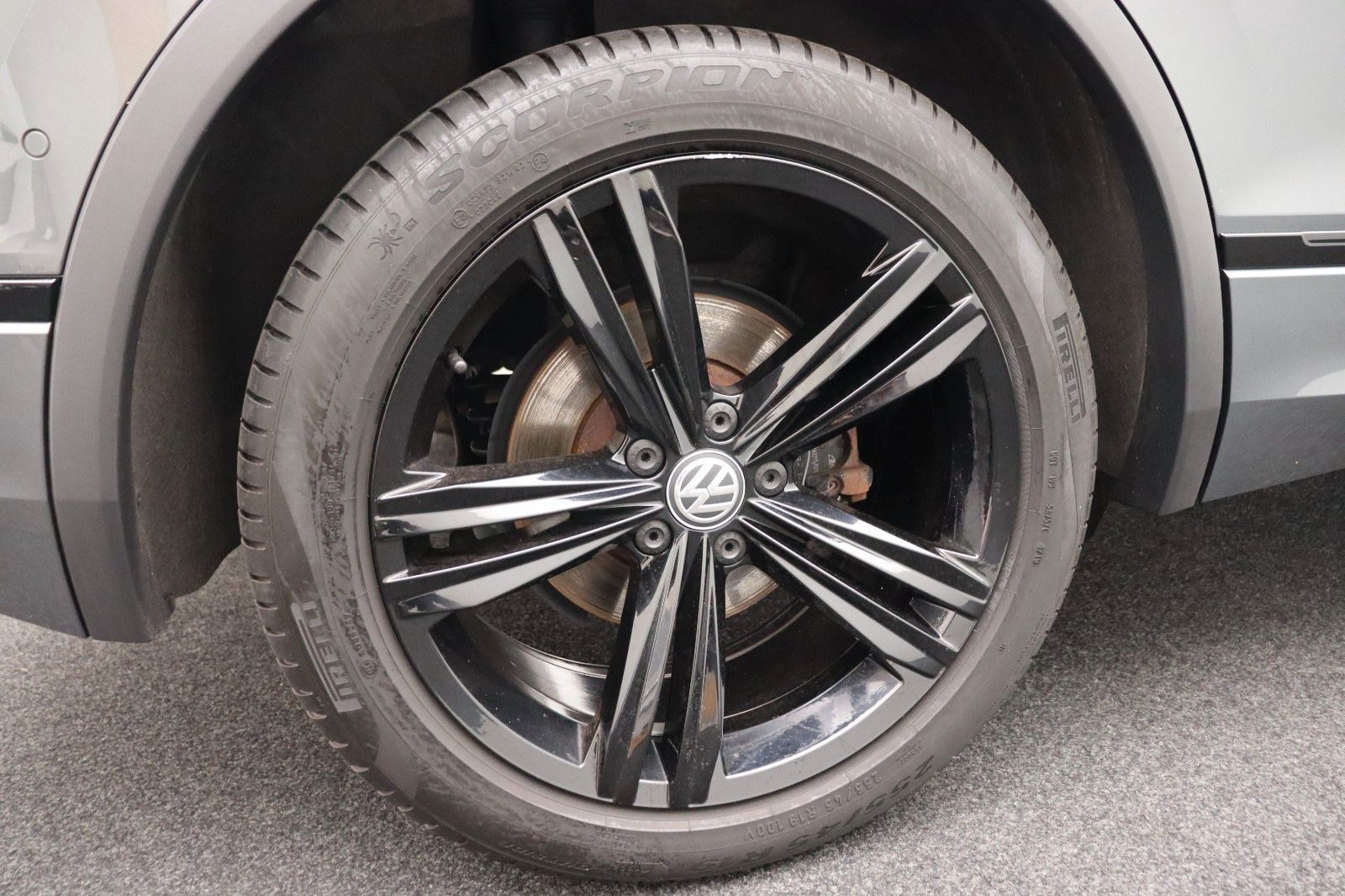Fahrzeugabbildung Volkswagen Tiguan Highline 4M R-Line Black Style Head-upLED