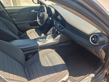 Alfa-Romeo Giulia - 8