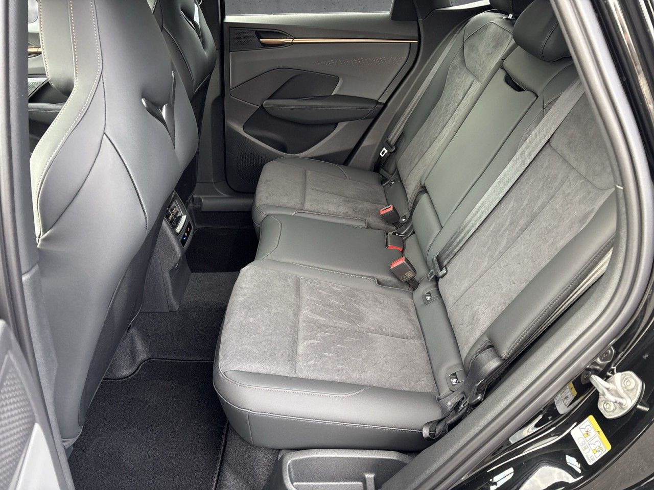 Fahrzeugabbildung CUPRA Terramar 1.5 eTSI DSG