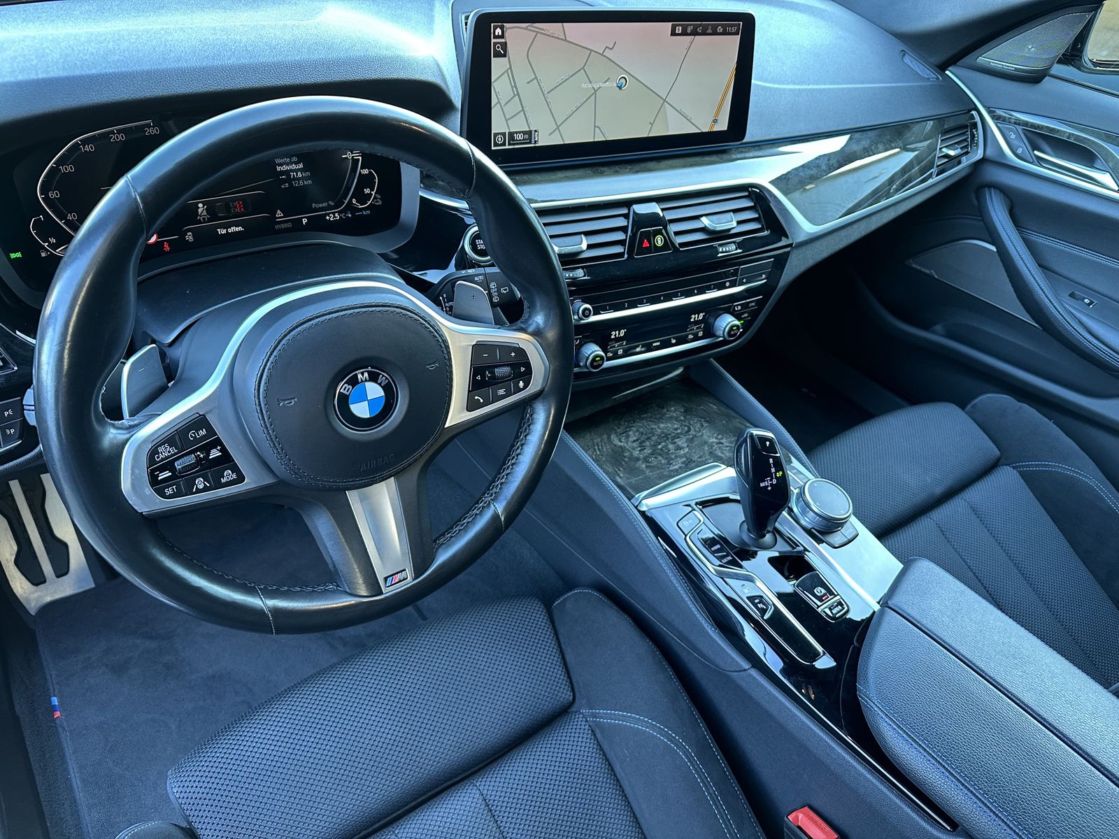 Fahrzeugabbildung BMW 530e Touring xDrive M-Sport NAV+LED+AHK+ACC+H&K