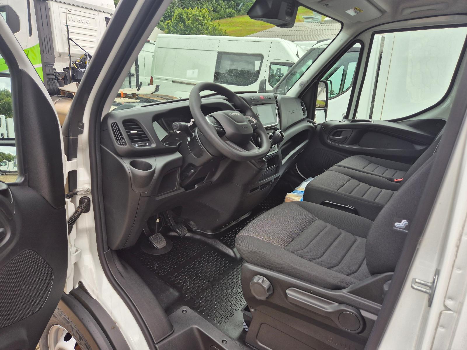 Iveco DAILY 35S14 7-Sitzer DOKA
