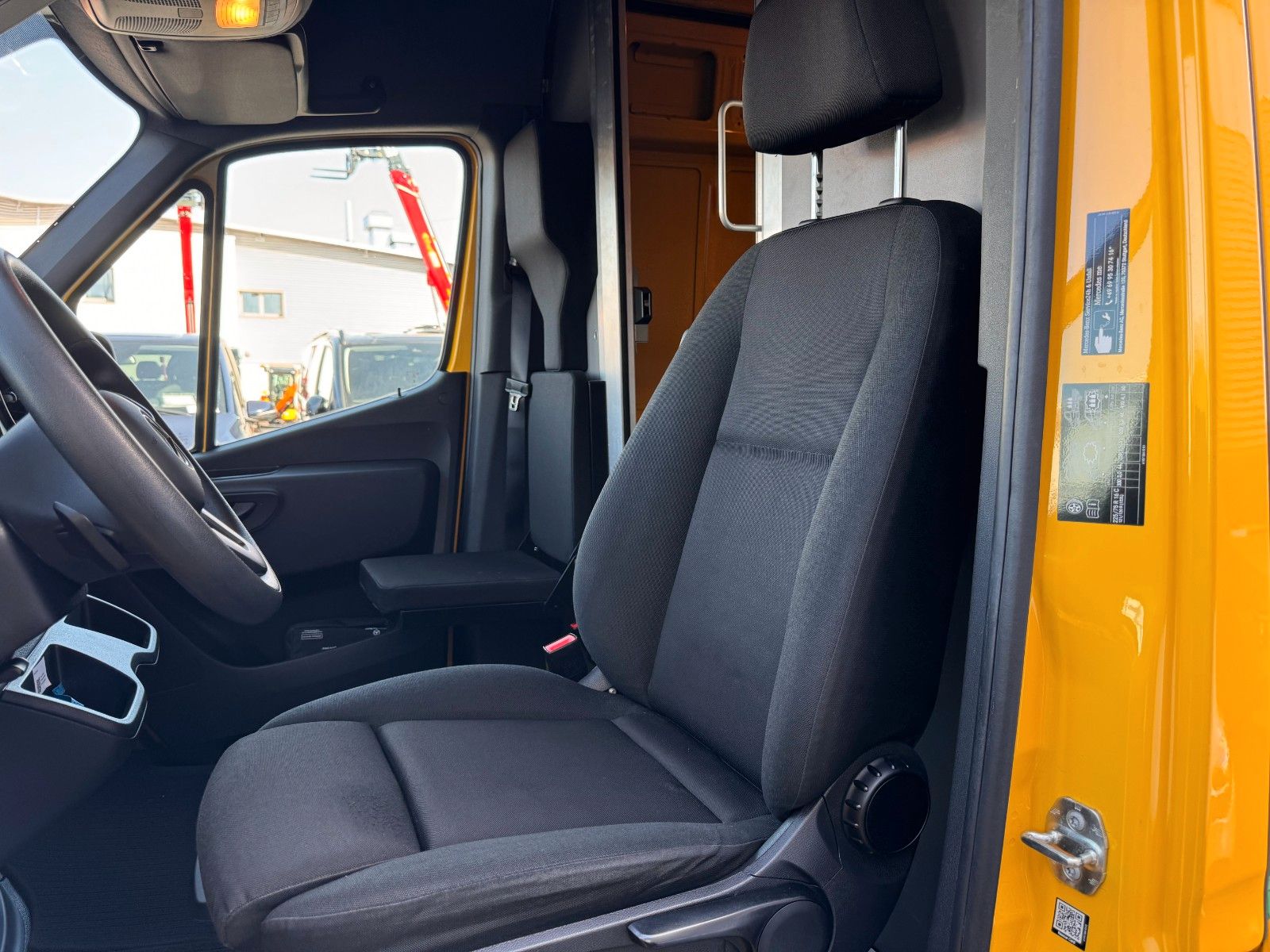 Fahrzeugabbildung Mercedes-Benz eSprinter 312 DHL Regal KEP-Ausbau