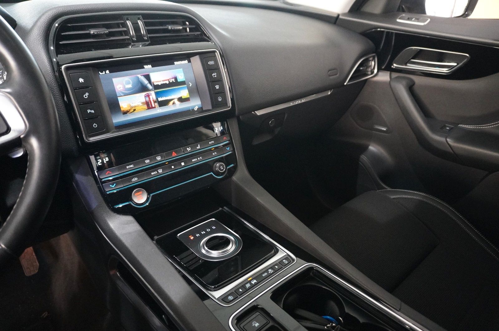 Fahrzeugabbildung Jaguar F-Pace 30D R-SPORT AWD NAVI/LED/SHZ/SPORT/AHK