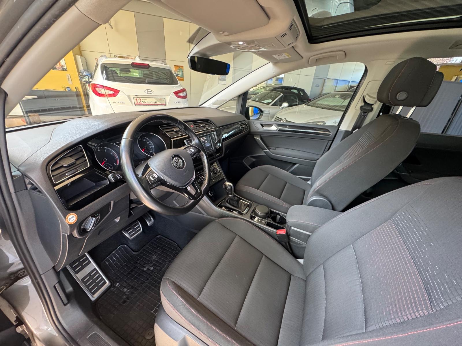 Volkswagen Touran*Navi*PDC*AHK*LED*1. Hd*Scheckheft*