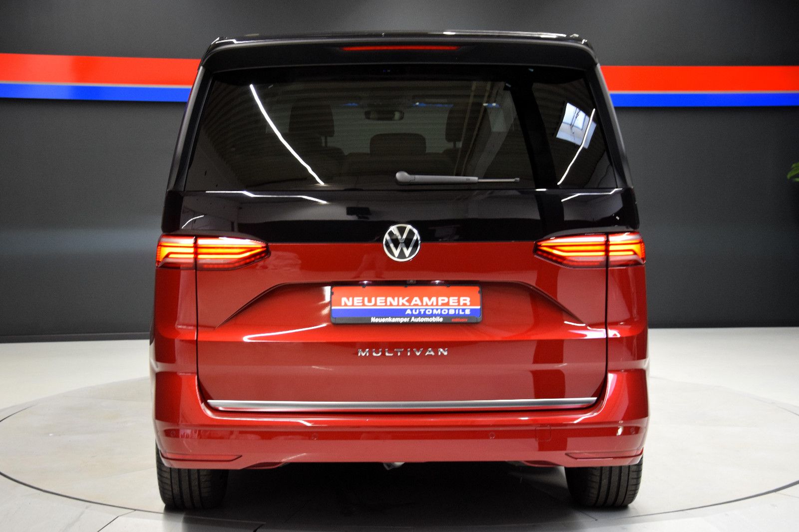 Fahrzeugabbildung Volkswagen T7 Multivan BiCol. rot/schwarz Pano HuD ACC AHK