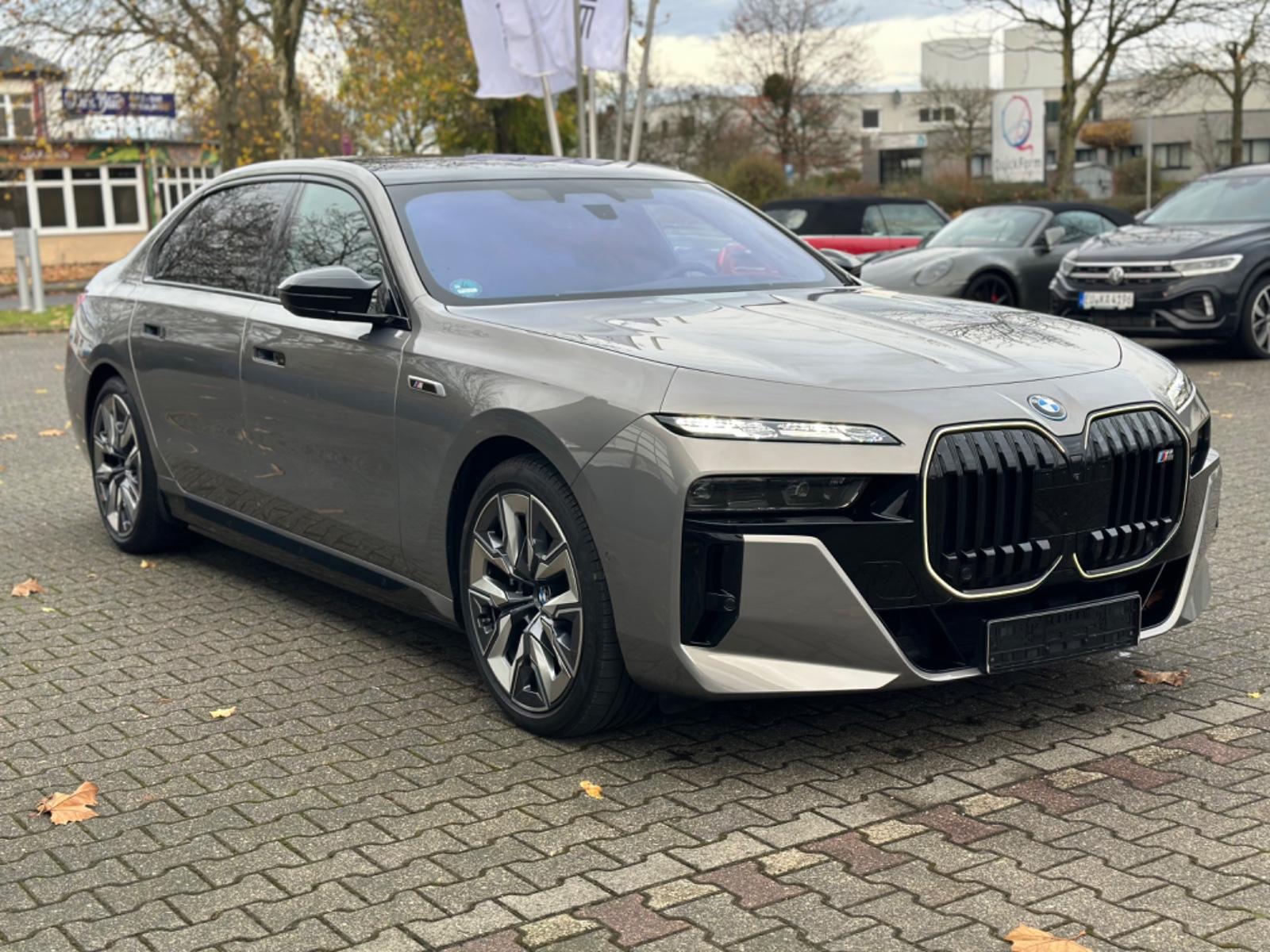 BMW M760e xDrive Fond Enter B&O SKY LOUNGE VOLLAUS