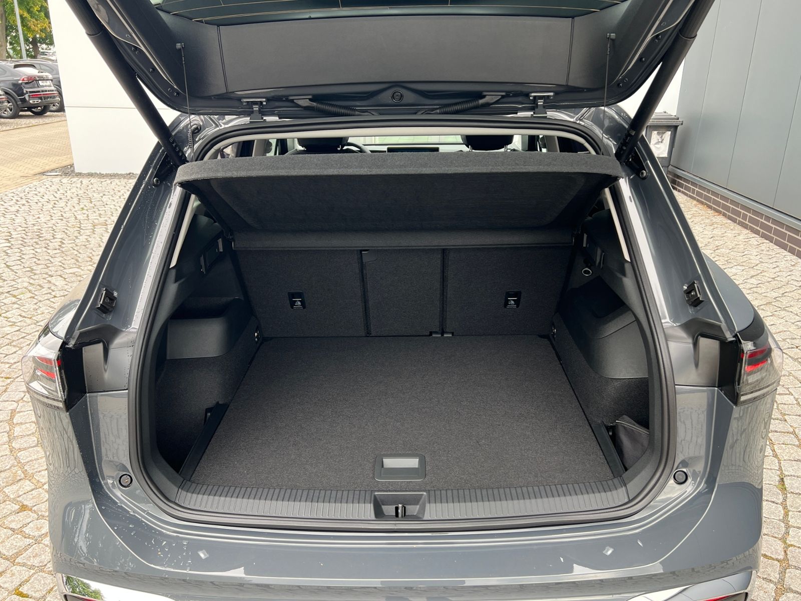 Fahrzeugabbildung Volkswagen Tiguan Elegance 2.0 TDI DSG *AHK, IQ.Light, 18'-