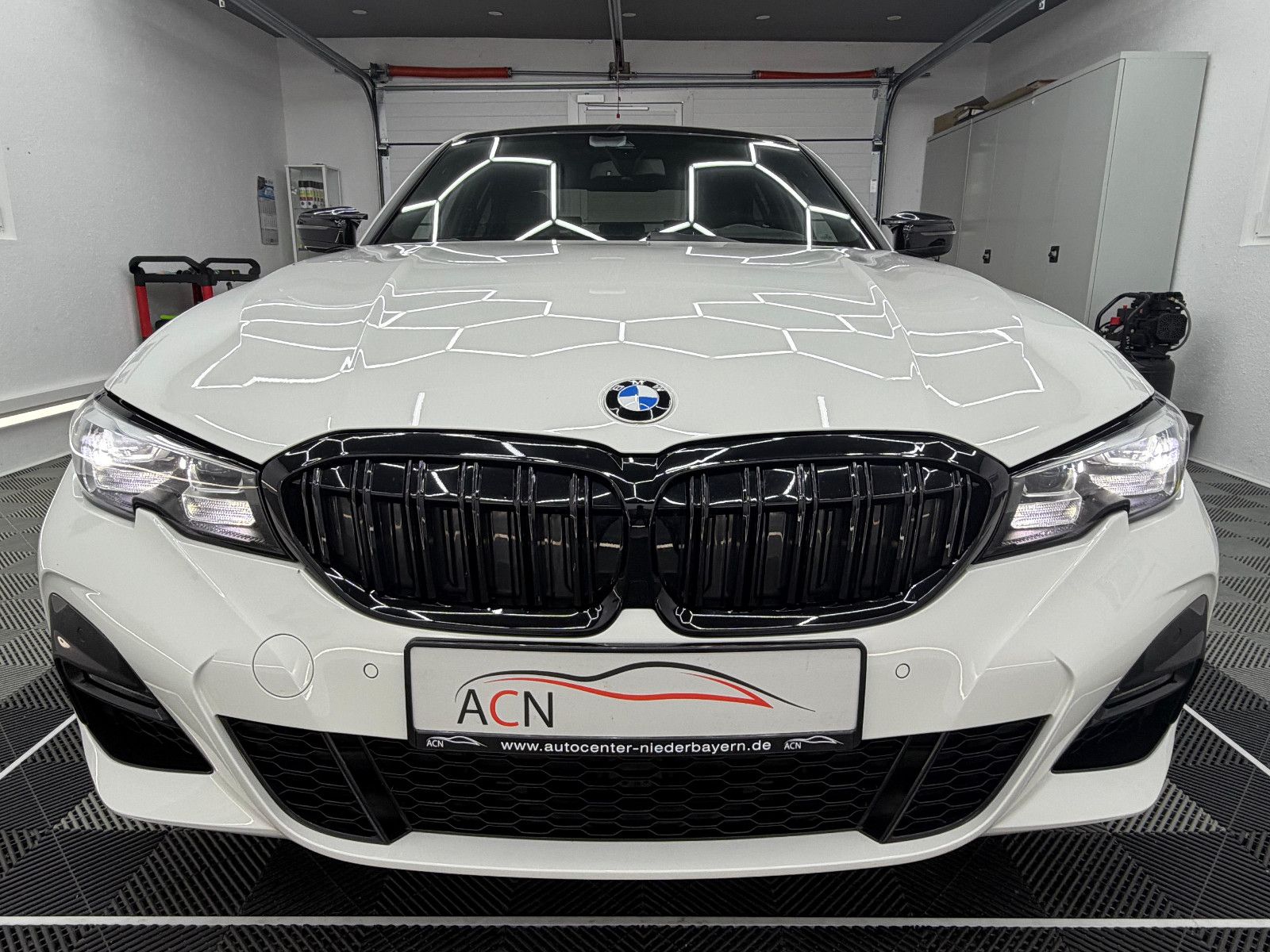 Fahrzeugabbildung BMW 330i xDrive M-SPORT/HUD/DE-FZG/HiFi/LIVE CO/2.HD