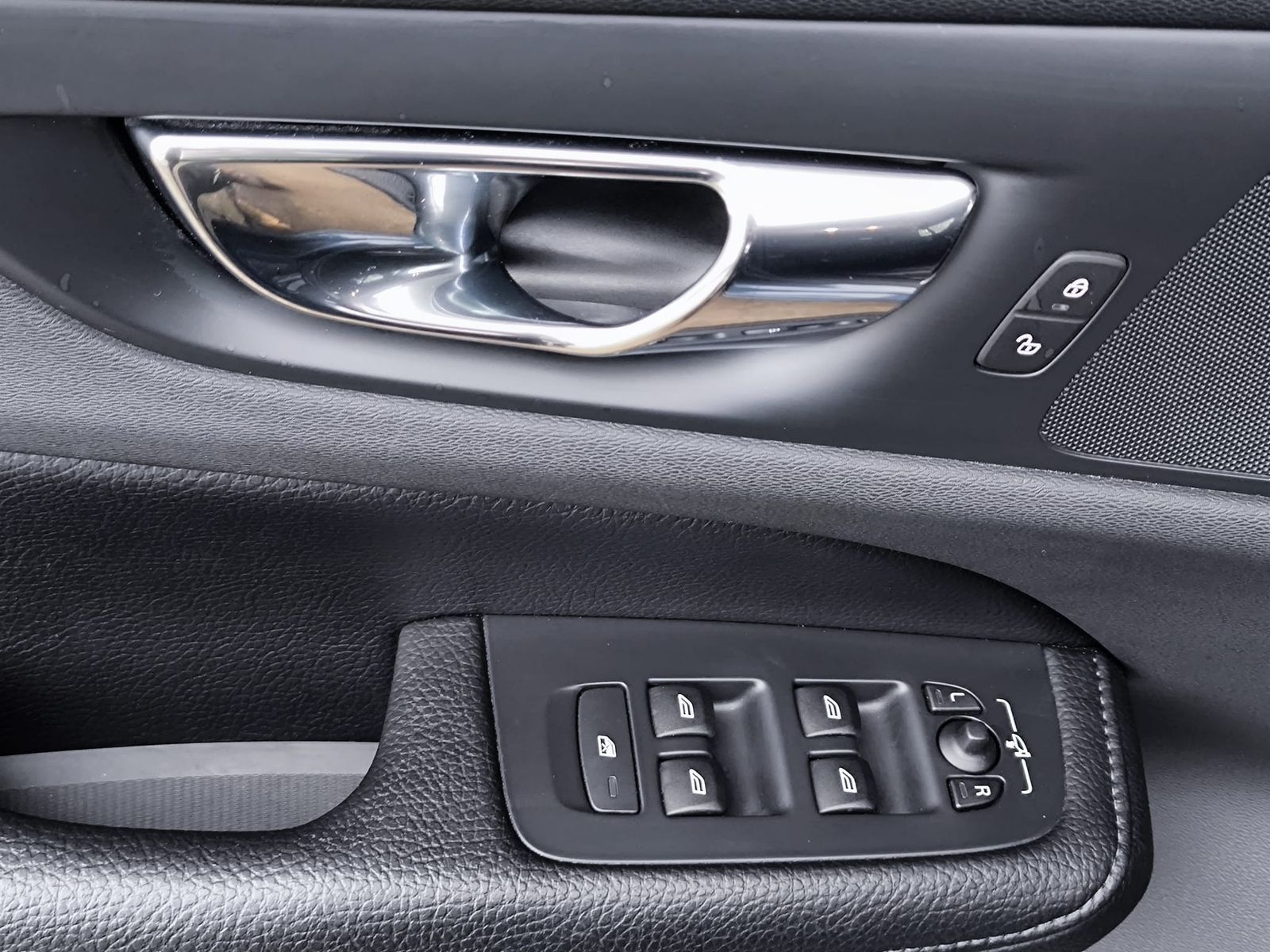 Fahrzeugabbildung Volvo V60 Momentum VIRTU+NAVI+SHZ+LEDER+KAM+TEMP+AHK+