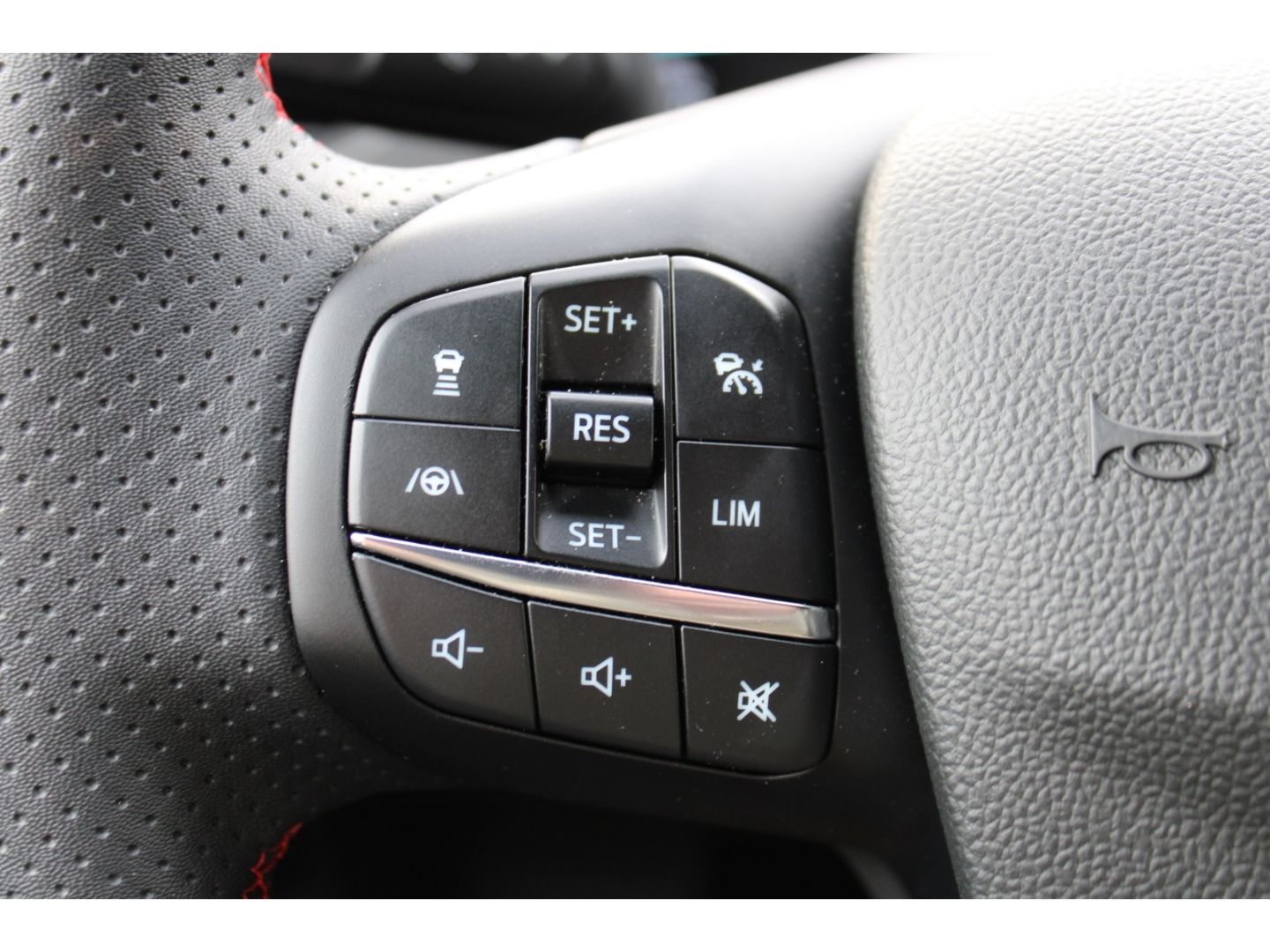 Fahrzeugabbildung Ford Focus Turnier ST-Line ACC LED TWA Navi DAB GJR R