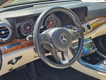 Mercedes E 220 - 12