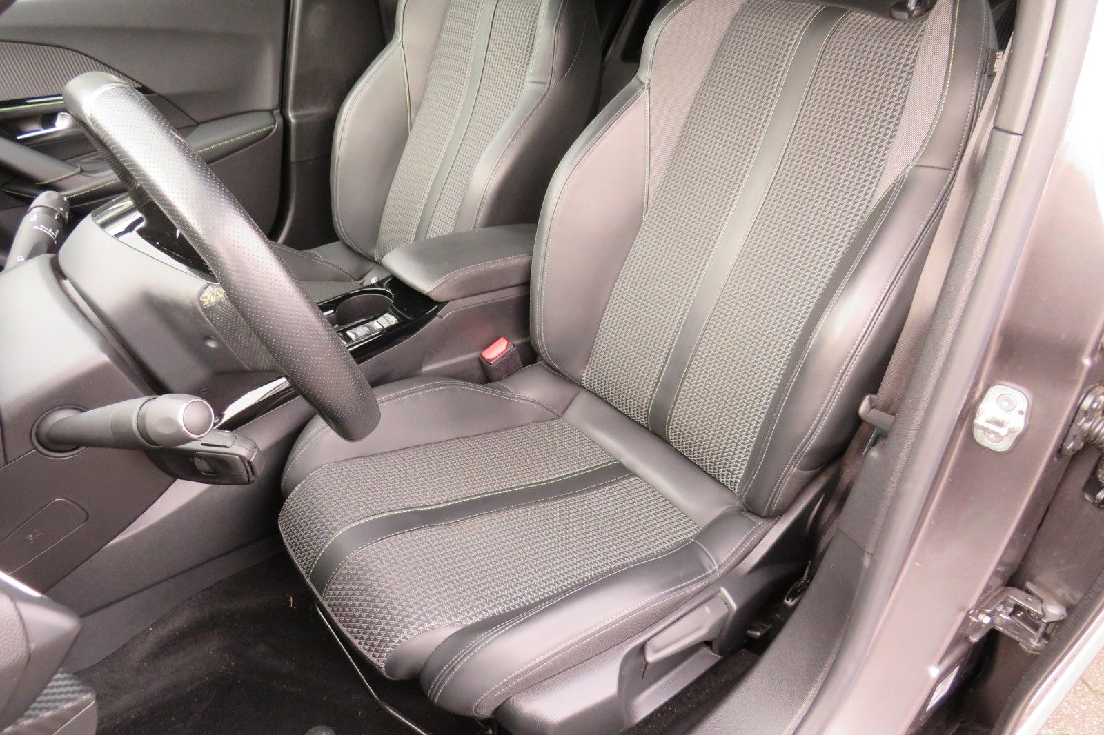 Fahrzeugabbildung Peugeot 2008 GT 1.2 PURETECH NAVI KAMERA PDC ACC 1.HAND