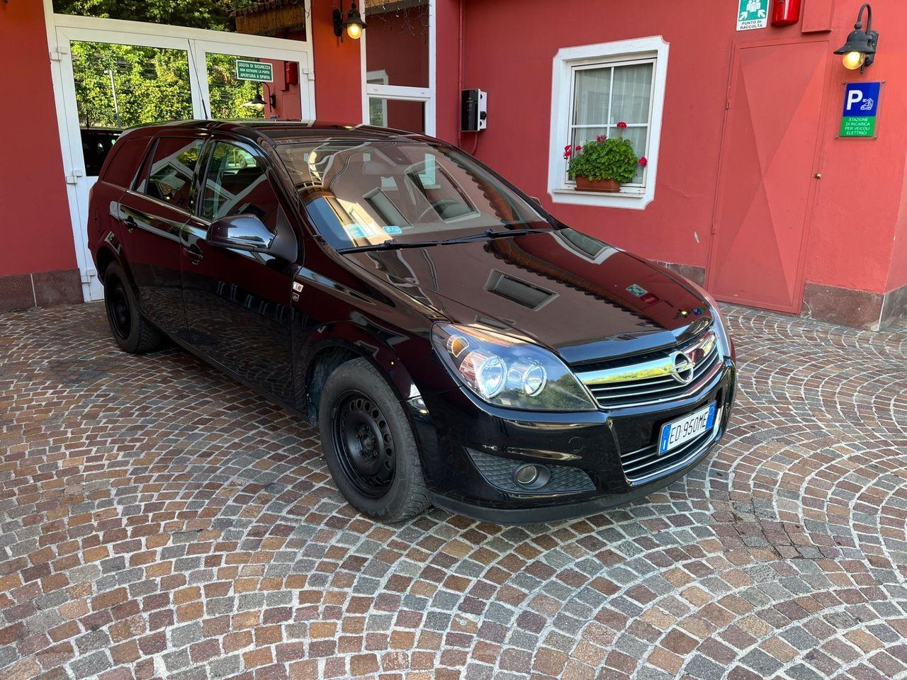 Opel Astra 2010 — rear view