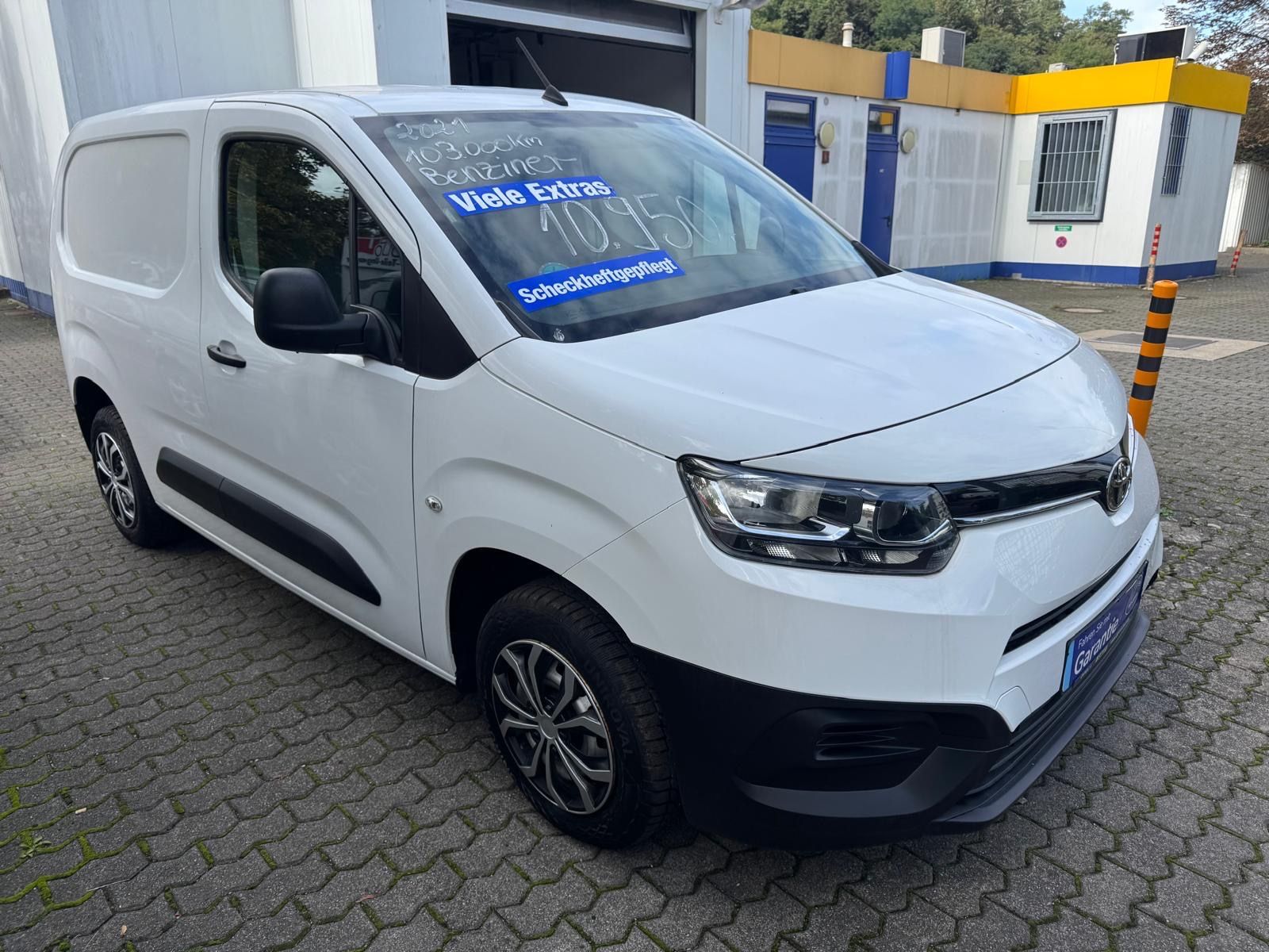 Fahrzeugabbildung Toyota Proace City 1,2-l-Turbo 81kW L1 LKW
