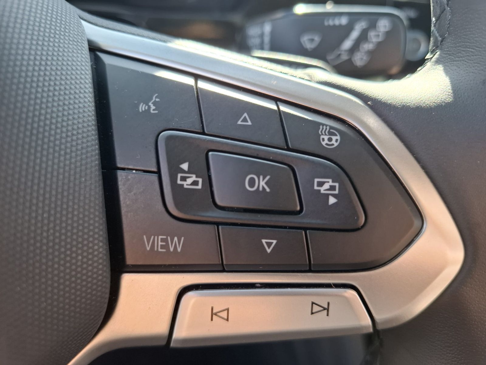 Fahrzeugabbildung Volkswagen Touran 2.0 DSG R-Line High BLACK Pano 7Si IQ AHK