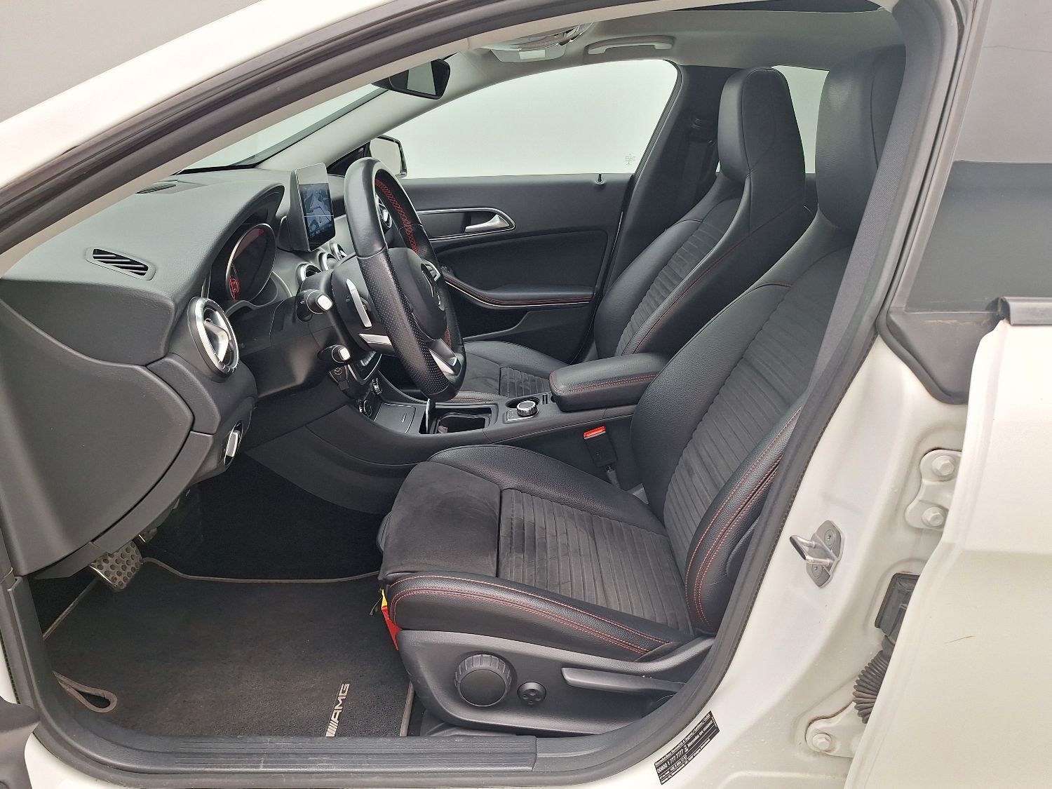 Fahrzeugabbildung Mercedes-Benz CLA 180 SB AMG-LINE/NAVI/LED/LEDER/PANO/SHZ