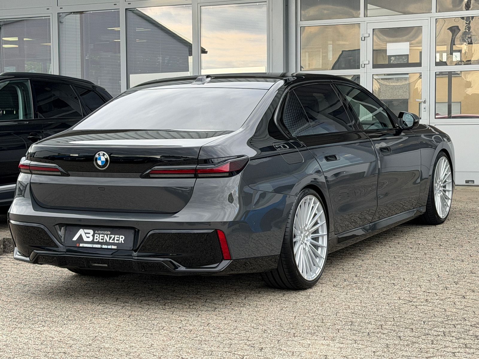 Fahrzeugabbildung BMW 740 d xDrive M Sport/CINEMA-TV/SKY LOUNGE/ICONIC