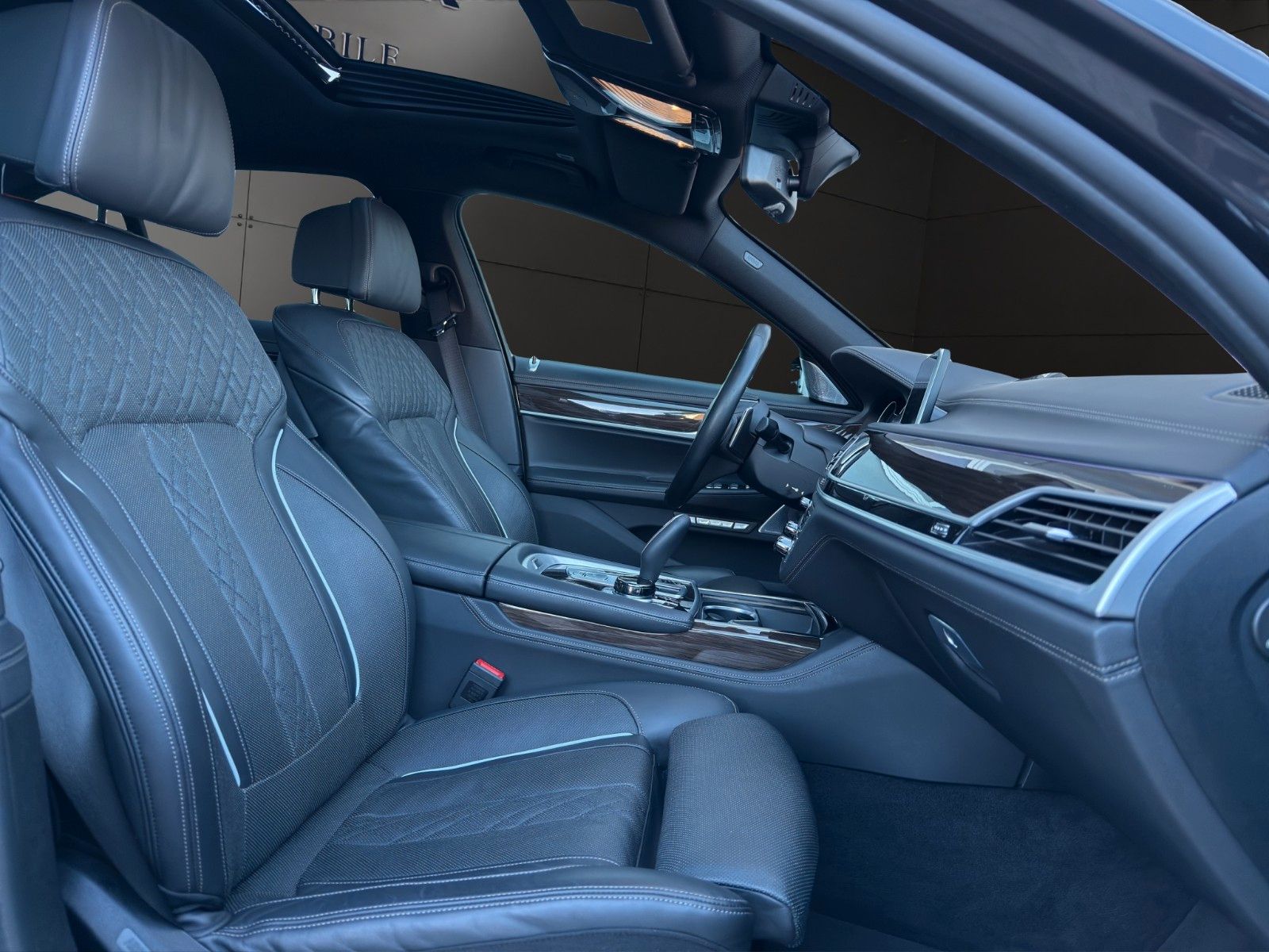 Fahrzeugabbildung BMW 750i xDrive*StHeiz*B&W*Head-Up*Schiebedach*Laser